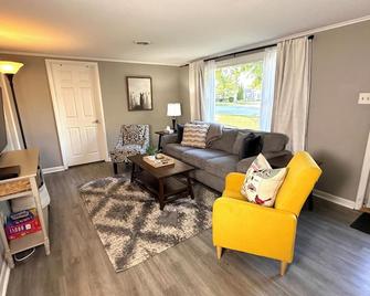 Lovely home in Bourbonnais - Bourbonnais - Living room