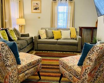 Cozy First Floor Apartment - Chicopee - Living room