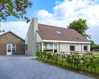 Detached holiday home for 20-23 people in Ellemeet near Renesse - Ellemeet - Edificio