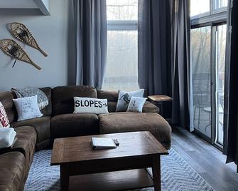 Pocono Paradise - 3 bedroom 3 and half bathroom townhouse - Tannersville - Sala de estar