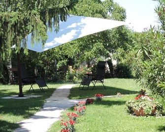 Isolated on hill, flat with private terrace among romanesque art,quiet,nature. - Cocconato - Patio