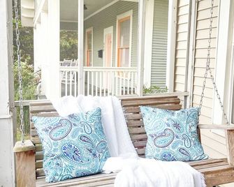 Kalmia Suite A - Centrally Located Downtown - Laurel - Balkon