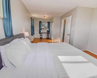 Welcome to Denver! 4BR Home | Easy City Commute - Littleton - Bedroom