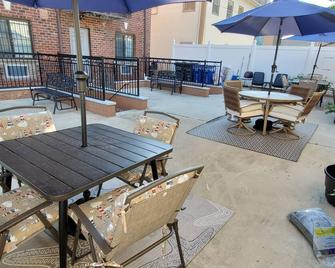 Quality Cribs 11-20 Spacious Basement Studio - New York - Balcony