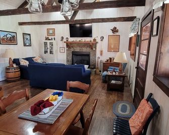 1870 Farmhouse with modern amenities - Fire Pit - Picnic Area - Farm View - Bryson City - Living room