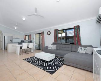 Entire Home in Townsville - Rosslea - Wohnzimmer