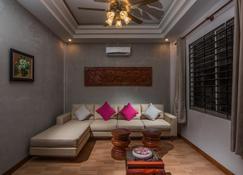 Angkor Sunshine is a fist floor private villa with 3 rooms, large sitting area. - Siem Reap - Pokój dzienny