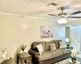 Dudley's Southern Charm - Bossier City - Living room