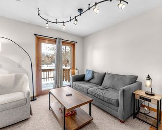 Cottage on Little Blue Lake with Hot Tub! - Greenville - Living room