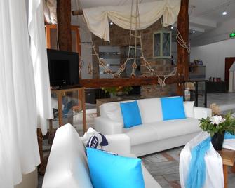 Kinira Beach Hotel - Kinira - Living room