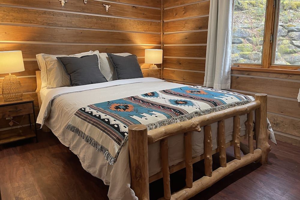 Lakefront on 31 acres, Kayaks, boat, Hiking, Fishing, Private Lake.
