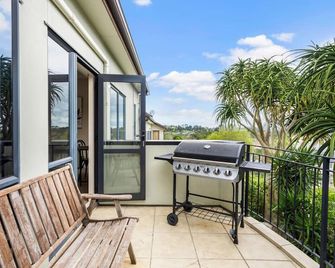 Upper Floor 2BR Unit near Eastern Auckland Beaches - Auckland - Balcony