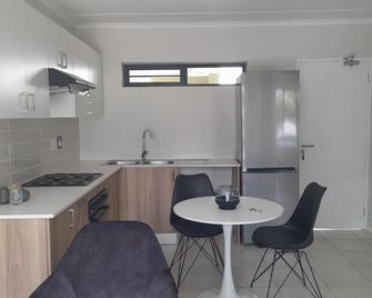 Greenpark Apartment - Kempton Park - Kitchen