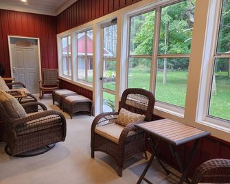 Cherry Tree House - located on 10 acres - only 5 minutes from Algoma. - Algoma - Sala de estar