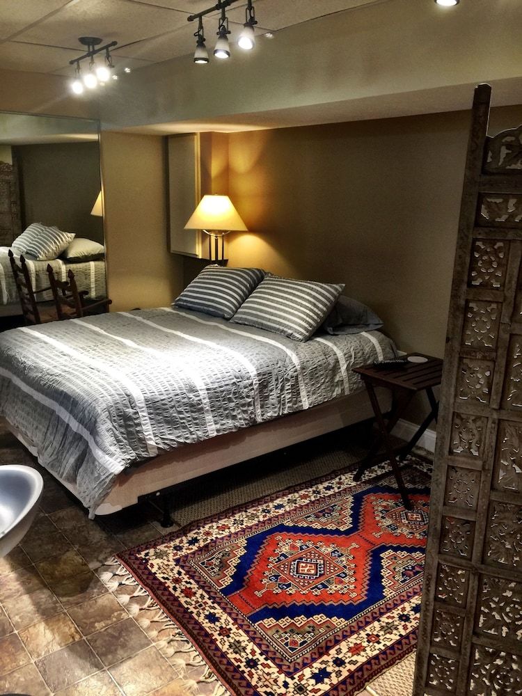Perfect lower level apartment in heart of Broad Ripple Park. Off street parking. - Indianápolis - Habitación