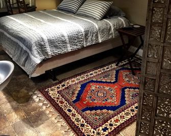 Perfect lower level apartment in heart of Broad Ripple Park. Off street parking. - Indianápolis - Habitación