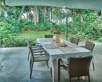 Beachfront - 'Pippies on the Beach' @ Bramston - Bramston Beach - Patio