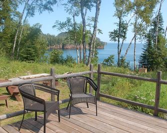Lake Superior lakefront log cabin, forest, sauna, gazebo, peaceful retreat - Silver Bay - Balcony