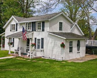 Charming 3-bedroom farmhouse with AC in quaint Hammondsport - Hammondsport - Building
