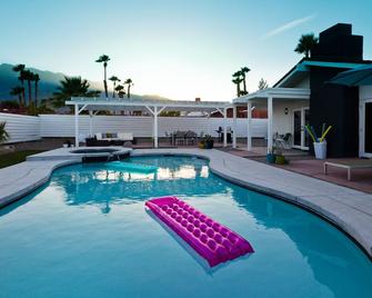 Good & Plenty - Charming 3 Bedroom 2 Bath - Palm Springs - Piscina