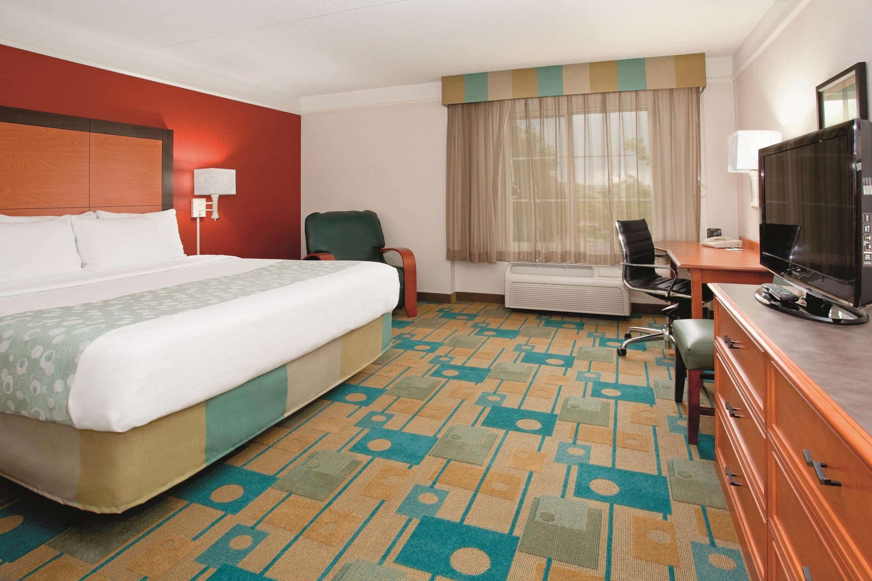 Bedroom view of La Quinta Inn & Suites by Wyndham Colorado Springs South AP