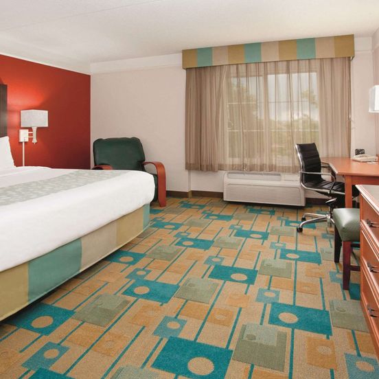 Bedroom view of La Quinta Inn & Suites by Wyndham Colorado Springs South AP