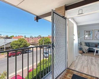 Scandi Beach Breeze Minutes from Glenelg Beach - Glenelg - Balcony