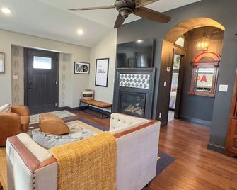 Luxury Home in Peoria Heights with Spa Bath, Wifi, Laundry - Peoria Heights - Living room