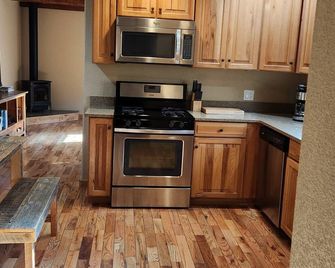 Escape to Nature: Charming 3-Bedroom Cabin near Trinity Lake - Trinity Center - Cocina