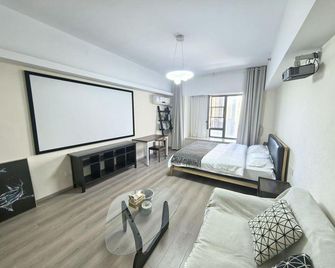 Laiyouman Lakeview Movie Homestay (Chuhehan Street Skp) - Wuhan - Bedroom