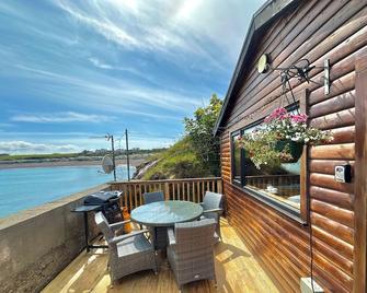 Cosy Portmor Log Cabin- Sea views, Deck & Relaxation - Malin - Balcón