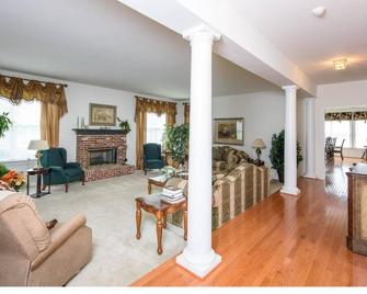 Like New West Chester Estate - West Chester - Living room