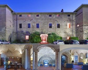 لو سبيداليكيو - اسيسي - مبنى