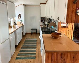 Holiday home within walking distance of one of Gotland's quietest beaches|SE12056 - Lärbro - Cocina