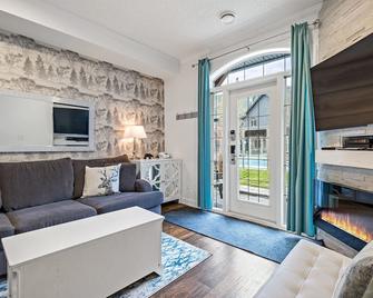 Newly Renovated!! Marvellous Poolside Chalet - Pool & Hot Tub - Pet Friendly - Canmore - Sala de estar