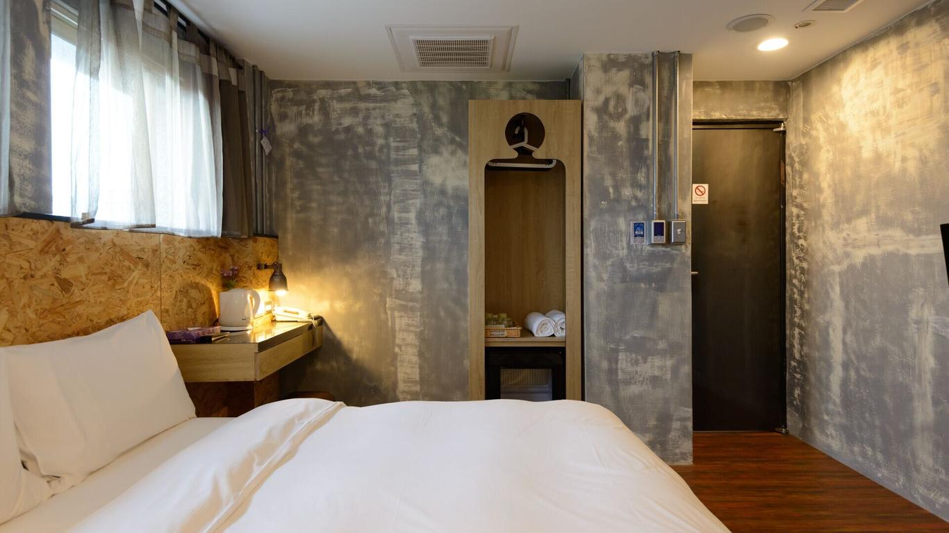 هوالين واو هوستل