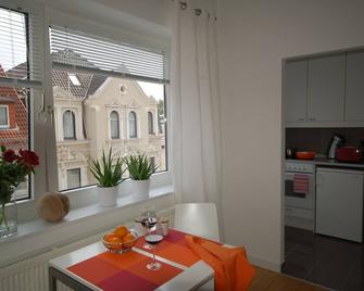 Top location in the heart of Hanover! Chic, quiet guest apartment for up to 2 people - האנובר - חדר אוכל
