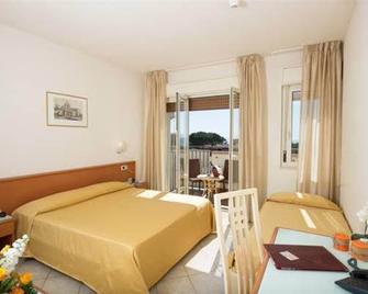 Hotel Nuova Sabrina - Marina Di Pietrasanta - Soveværelse
