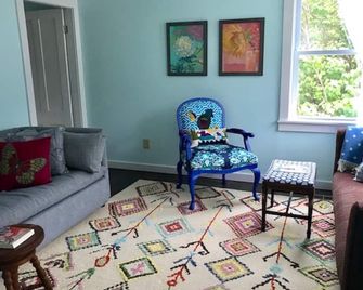 Historic Cottage, Updated, short drive to town. 9 years of great reviews! - Blue Hill - Sala de estar