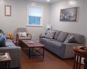 Spacious 4-bedroom family-friendly home with outdoor space in welcoming Ephrata. - Ephrata - Вітальня