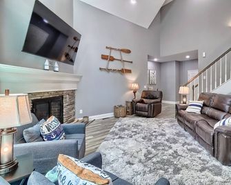 Perfect 3-bedroom home, private dock, hot tub on Lake Wateree - Winnsboro - Living room