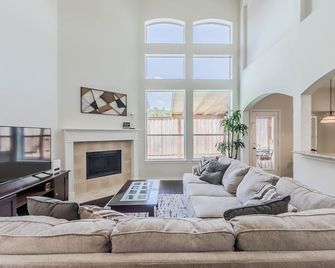 McKinney historic Down Town home - McKinney - Living room