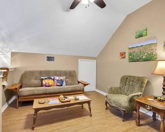 Charming Outdoor Oasis with Hot Tub and Fire Pit - Cozy Rustic Retreat - Wimberley - Sala de estar