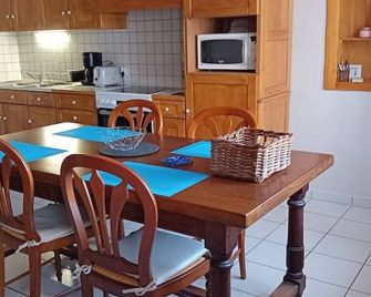 Traditional house in Henvic, green garden, close to the sea. - Henvic - Dining room