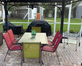 Charming studio in beautiful Palm Harbor with A/C, Swimming Pool and Patio - Palm Harbor - Innenhof