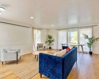 Private Room & Bathroom Hiking Trails Close By - Ogden - Living room