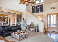 West Ridge Craftsman with Amazing Views - Redmond - Living room