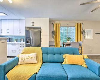 2 Mi to ASU Studio with Private Hot Tub in Tempe - Tempe - Living room