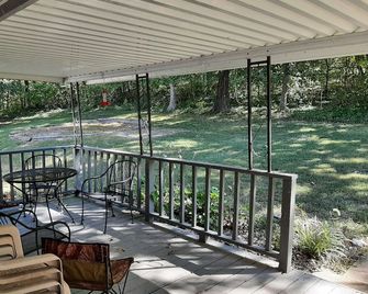 Secluded 2 bedroom home close to Hermann - New Florence - Balcony