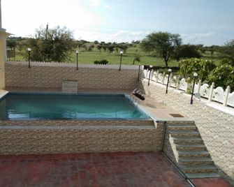 Hotel O The Takhatgarh Resort - Nāthdwāra - Piscina